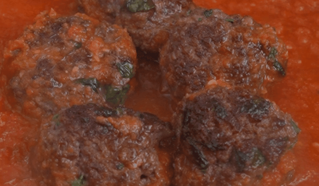 كرات اللحمة المفرومة بالصلصة