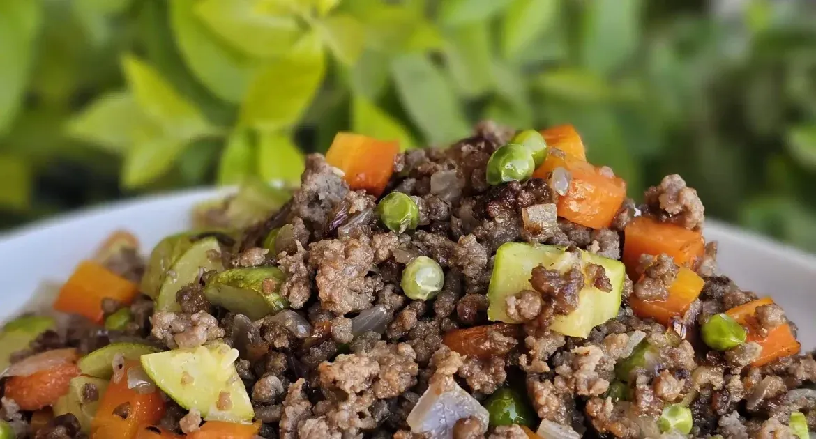 طاسة اللحمة المفرومة بالخضار